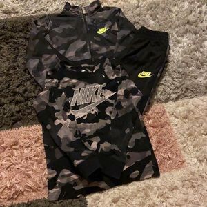 Boy Nike set sweats sweater and sweat pants
